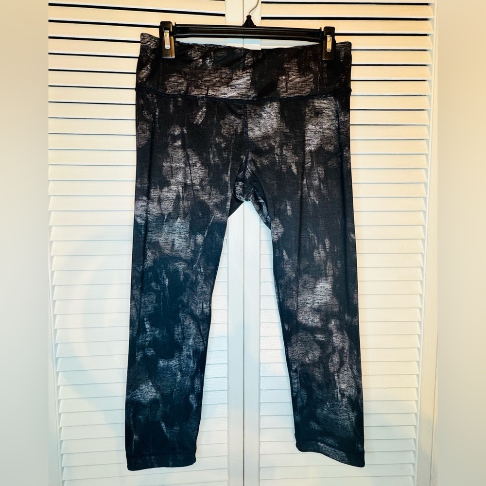 ✨ Active Life Medium EUC Black Tie-Dye Active Capri Leggings